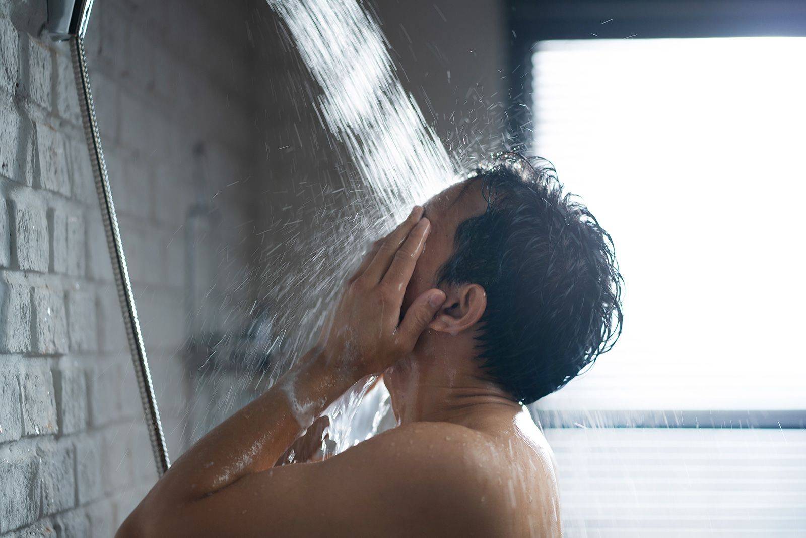 پاسخ علمی به پرسشی دیرینه: دوش گرفتن در صبح بهتر است یا شب؟
