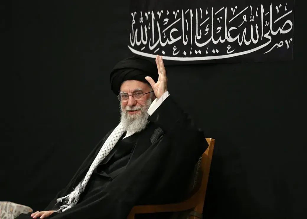 حضور رهبر انقلاب در مراسم عزاداری حسینی(عکس)