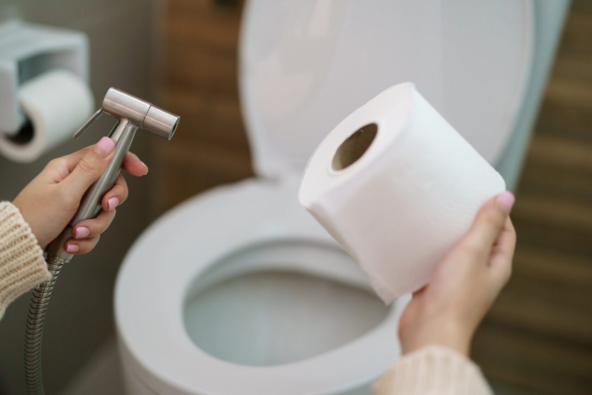 بازنگری در یک عادت بهداشتی؛ شست‌وشو با آب یا پاکسازی با دستمال توالت؟