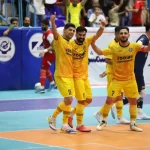 فولادی‌ها، عصر را با صدرنشینی شب کردند!؛/ مدعی نوظهور ۱۰۰ دقیقه صدر جدول را بغل کرد
