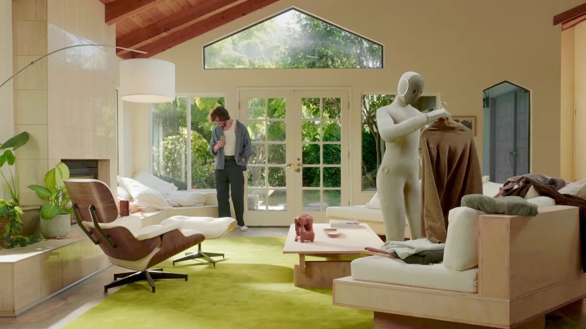 غریبهای در خانه: «NEO» وظایف خانه را از طریق جاسوسی انسانی یاد میگیرد!