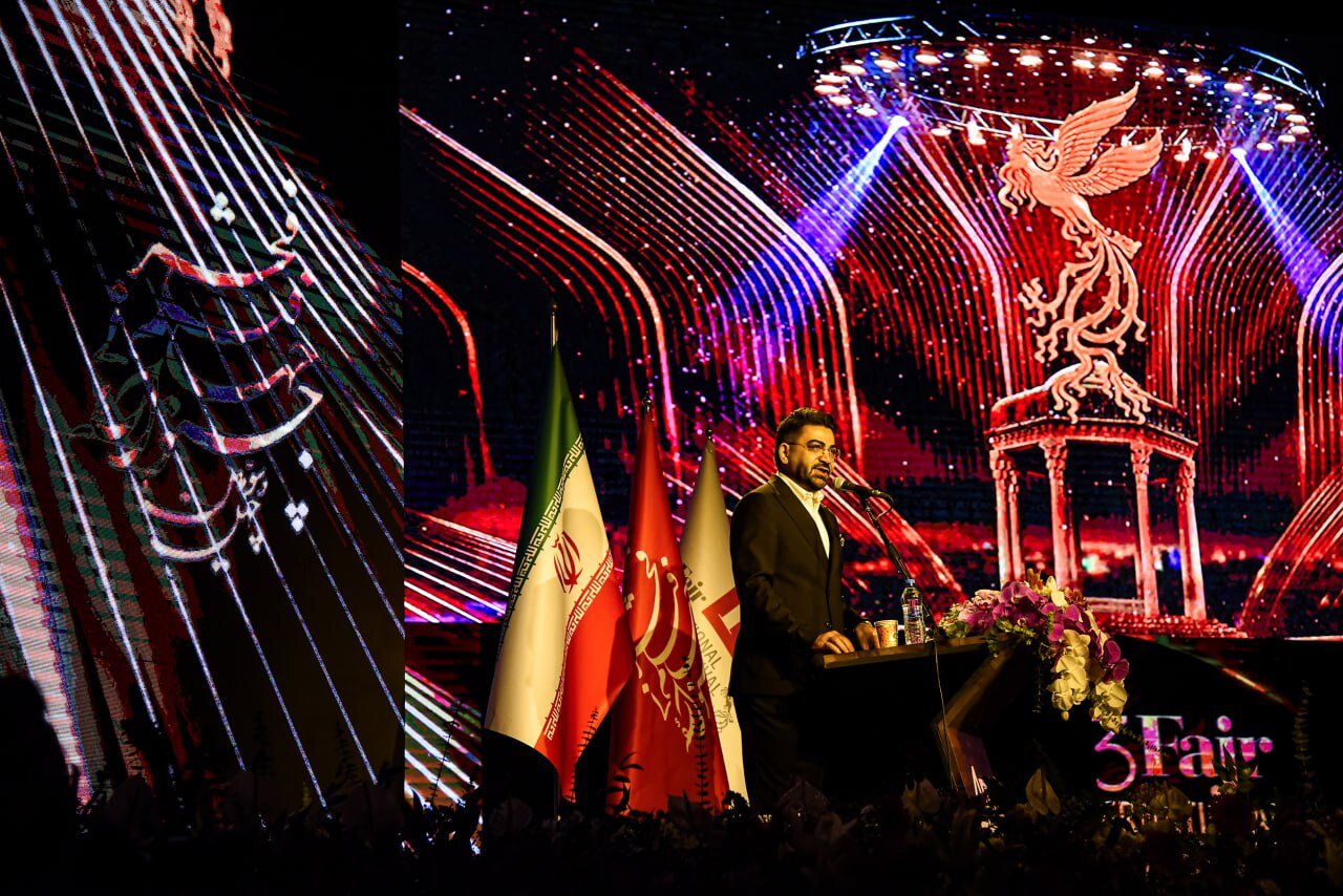 بیش از هر زمان دیگر نیازمند روایت‌های صادقانه و انسانی هستیم/ پایان جشنواره جهانی فیلم فجر در شیراز/ تقدیر از رضا میرکریمی و آلفرد یعقوب‌زاده