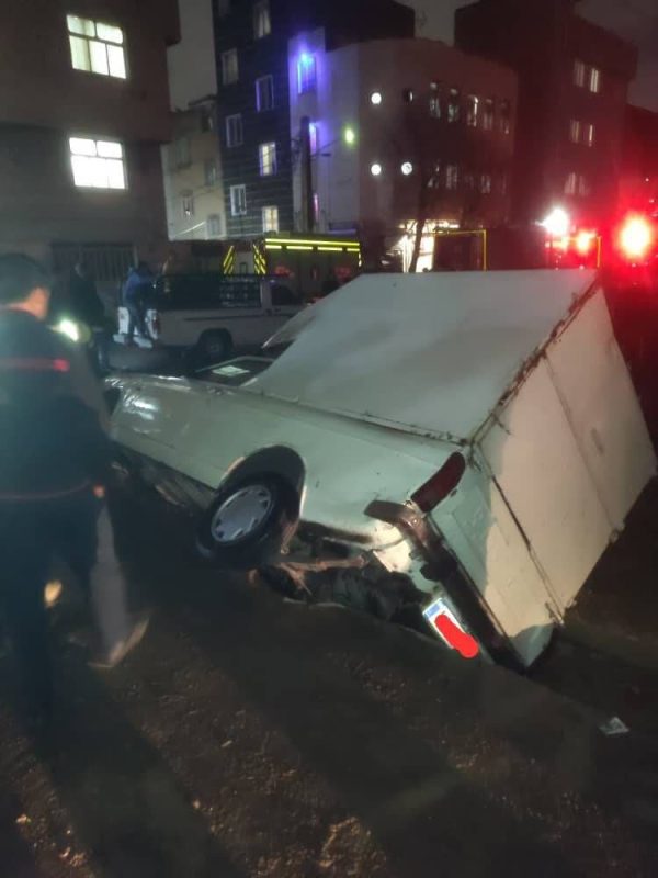 فرونشست زمین در شهرک ولیعصر سه خودرو را گرفتار کرد / عملیات موفق آتش‌نشانی بدون مصدوم