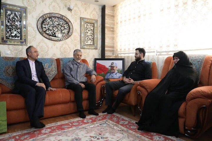 عکسی از دیدار امیردریادار سیاری با خانواده شهید امیر نصیرزاده