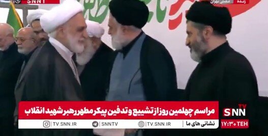 آغاز برگزاری مراسم بزرگداشت چهلم رهبر شهید در مصلای تهران/ تصویر مسعود و مصطفی خامنهای به عنوان میزبان/ احوالپرسی قاضیالقضات با فرزندان رهبر شهید