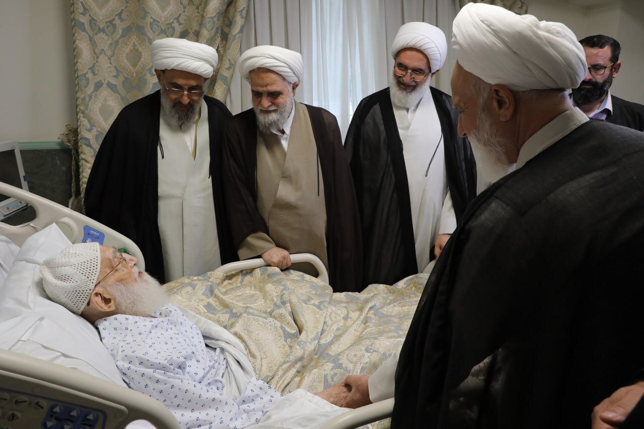 عیادت نمایندگان آیت الله سید مجتبی خامنهای از آیتالله نوریهمدانی و ابلاغ سلام ایشان/ حاج علی اکبری هم بود + تصویر